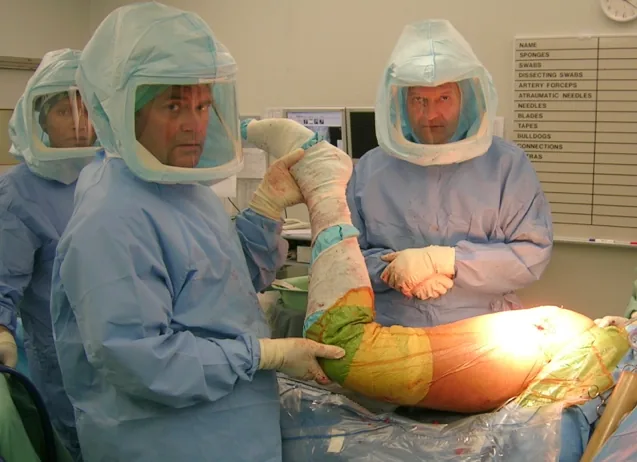 Operationsteam mit Helmsystemen im Operationssaal